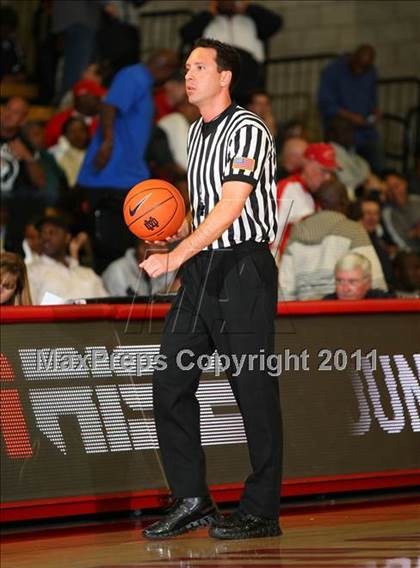 Thumbnail 2 in De La Salle vs. Taft (Nike Extravaganza) photogallery.