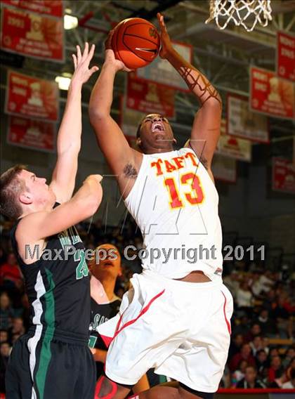 Thumbnail 2 in De La Salle vs. Taft (Nike Extravaganza) photogallery.