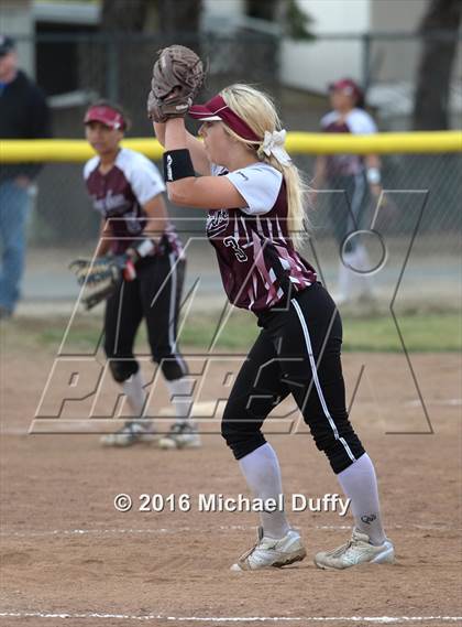 Thumbnail 1 in Independence vs. Tehachapi (CIF CS Semifinal) photogallery.