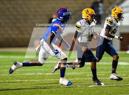 Thumbnail 3 in Lamar vs. Duncanville  (UIL 6A Regional Playoff) photogallery.