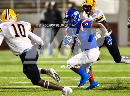 Thumbnail 3 in Lamar vs. Duncanville  (UIL 6A Regional Playoff) photogallery.