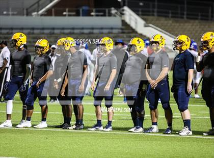 Thumbnail 3 in Lamar vs. Duncanville  (UIL 6A Regional Playoff) photogallery.