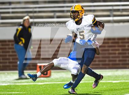 Thumbnail 3 in Lamar vs. Duncanville  (UIL 6A Regional Playoff) photogallery.