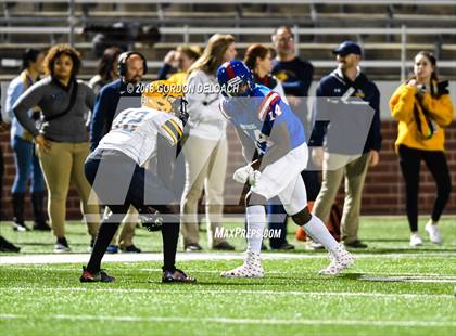 Thumbnail 2 in Lamar vs. Duncanville  (UIL 6A Regional Playoff) photogallery.