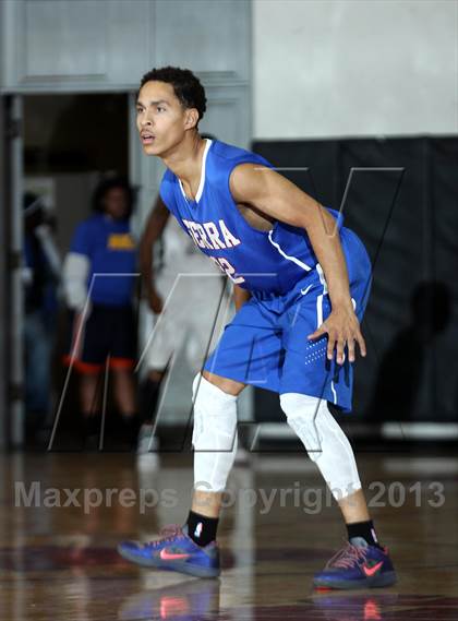 Thumbnail 1 in Serra vs. Inglewood (Real Run Classic) photogallery.