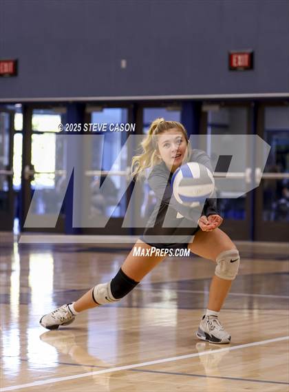 Thumbnail 1 in Whitney @ Vista del Lago photogallery.