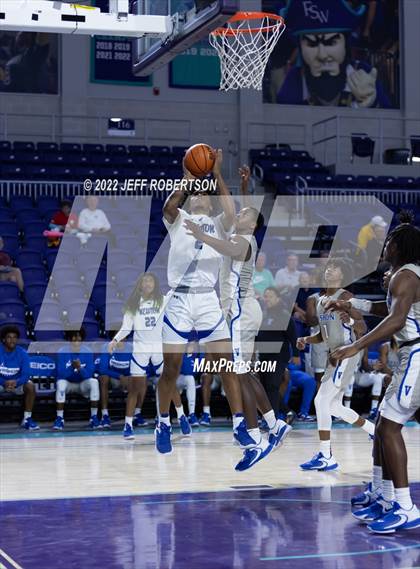 Thumbnail 2 in Vashon vs Newton (City of Palms Classic) photogallery.
