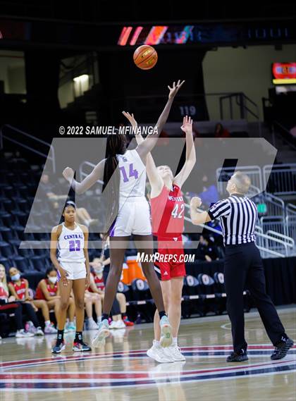 Thumbnail 2 in Omaha Westside vs. Omaha Central photogallery.
