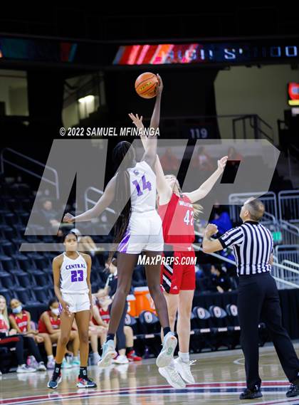 Thumbnail 3 in Omaha Westside vs. Omaha Central photogallery.
