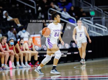 Thumbnail 3 in Omaha Westside vs. Omaha Central photogallery.