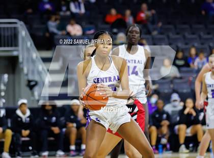 Thumbnail 2 in Omaha Westside vs. Omaha Central photogallery.