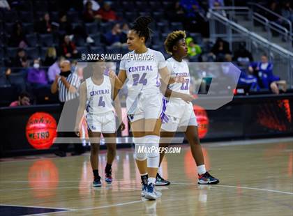 Thumbnail 2 in Omaha Westside vs. Omaha Central photogallery.
