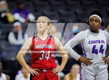 Thumbnail 1 in Omaha Westside vs. Omaha Central photogallery.