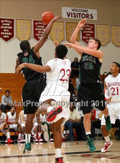 Thumbnail 2 in De La Salle vs. Pasadena (Oaks Christian Tournament) photogallery.
