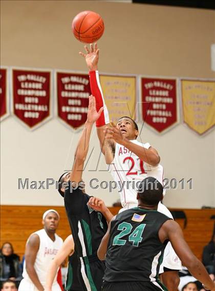 Thumbnail 3 in De La Salle vs. Pasadena (Oaks Christian Tournament) photogallery.