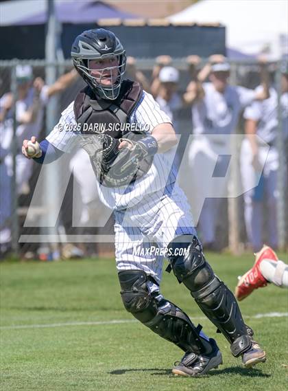 Thumbnail 3 in New Trier vs. Thurston (Coach Bob Invitational) photogallery.