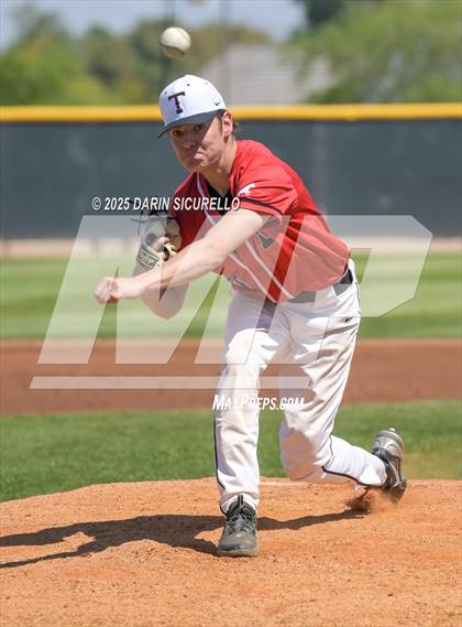 Thumbnail 2 in New Trier vs. Thurston (Coach Bob Invitational) photogallery.