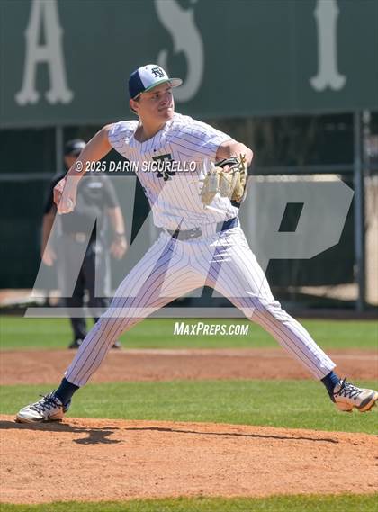 Thumbnail 3 in New Trier vs. Thurston (Coach Bob Invitational) photogallery.