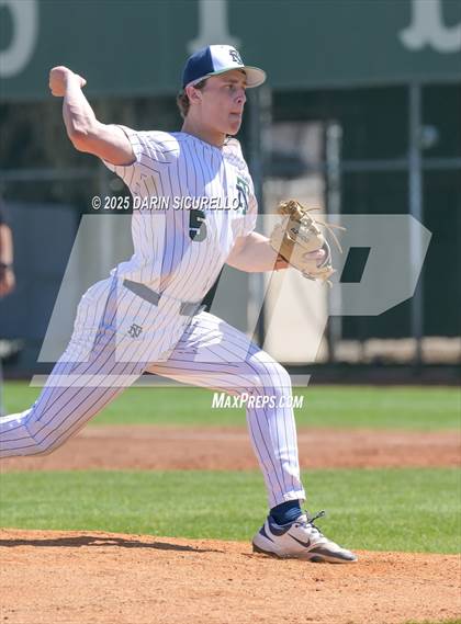 Thumbnail 3 in New Trier vs. Thurston (Coach Bob Invitational) photogallery.