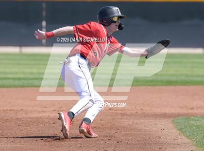 Thumbnail 3 in New Trier vs. Thurston (Coach Bob Invitational) photogallery.