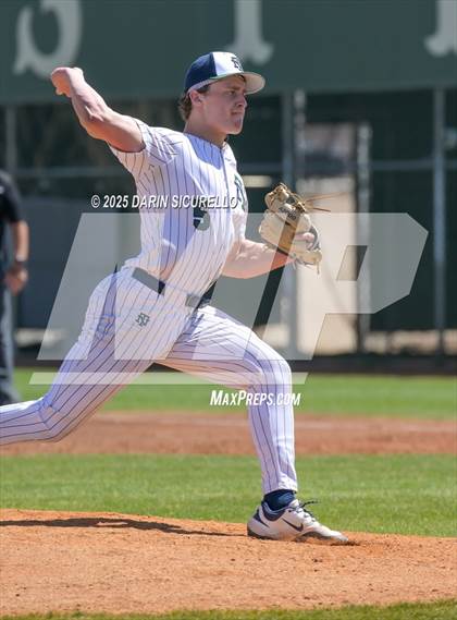 Thumbnail 2 in New Trier vs. Thurston (Coach Bob Invitational) photogallery.
