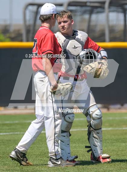 Thumbnail 2 in New Trier vs. Thurston (Coach Bob Invitational) photogallery.