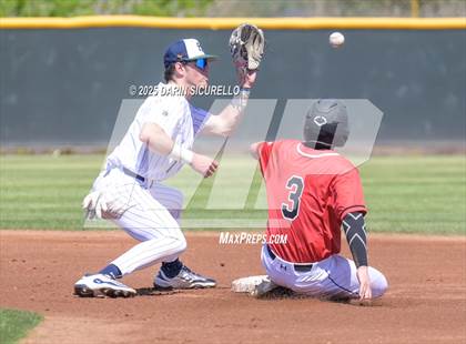 Thumbnail 2 in New Trier vs. Thurston (Coach Bob Invitational) photogallery.