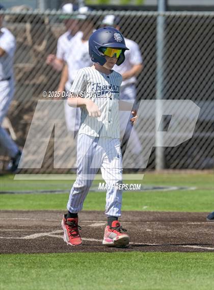 Thumbnail 3 in New Trier vs. Thurston (Coach Bob Invitational) photogallery.