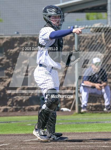 Thumbnail 1 in New Trier vs. Thurston (Coach Bob Invitational) photogallery.