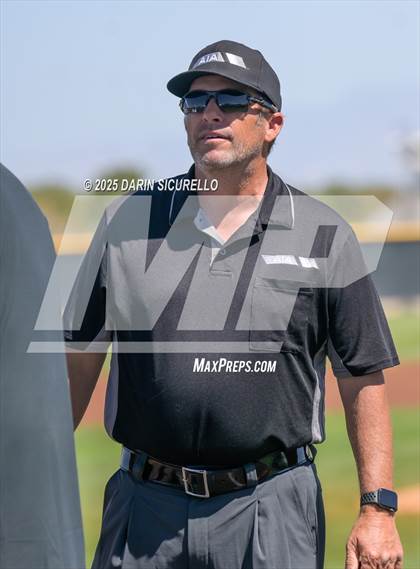 Thumbnail 3 in New Trier vs. Thurston (Coach Bob Invitational) photogallery.