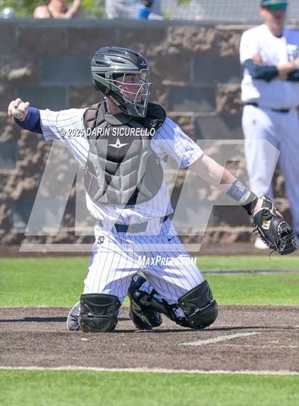Thumbnail 1 in New Trier vs. Thurston (Coach Bob Invitational) photogallery.