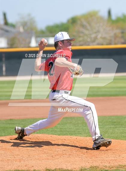 Thumbnail 3 in New Trier vs. Thurston (Coach Bob Invitational) photogallery.