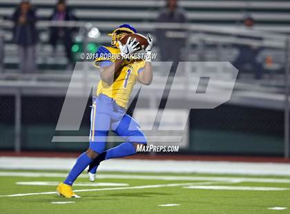 Thumbnail 3 in Lake Worth vs. La Vega (UIL 4A Division 1 Bi-District Playoff) photogallery.
