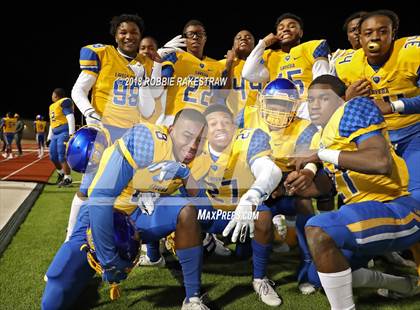 Thumbnail 1 in Lake Worth vs. La Vega (UIL 4A Division 1 Bi-District Playoff) photogallery.