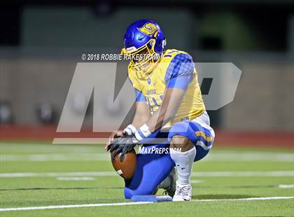 Thumbnail 2 in Lake Worth vs. La Vega (UIL 4A Division 1 Bi-District Playoff) photogallery.