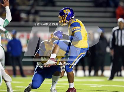 Thumbnail 1 in Lake Worth vs. La Vega (UIL 4A Division 1 Bi-District Playoff) photogallery.