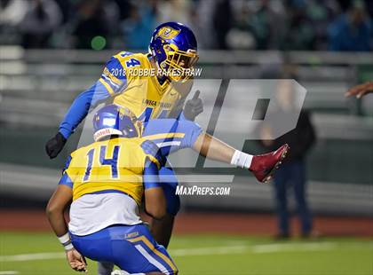 Thumbnail 1 in Lake Worth vs. La Vega (UIL 4A Division 1 Bi-District Playoff) photogallery.