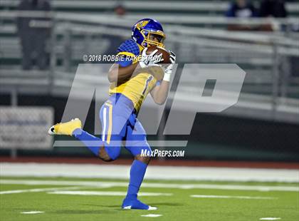 Thumbnail 2 in Lake Worth vs. La Vega (UIL 4A Division 1 Bi-District Playoff) photogallery.