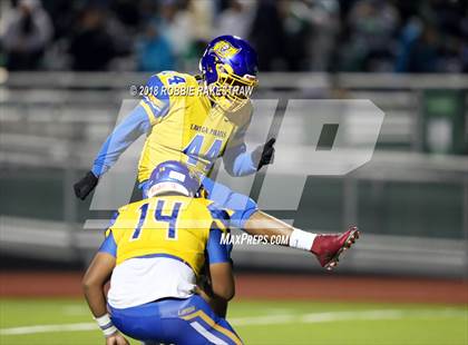 Thumbnail 2 in Lake Worth vs. La Vega (UIL 4A Division 1 Bi-District Playoff) photogallery.