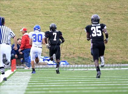 Thumbnail 2 in Taylor vs. Pearland (Texas 5A D1 Regional Playoffs) photogallery.