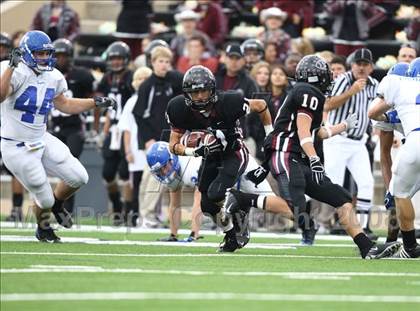 Thumbnail 1 in Taylor vs. Pearland (Texas 5A D1 Regional Playoffs) photogallery.