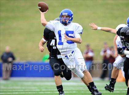 Thumbnail 3 in Taylor vs. Pearland (Texas 5A D1 Regional Playoffs) photogallery.