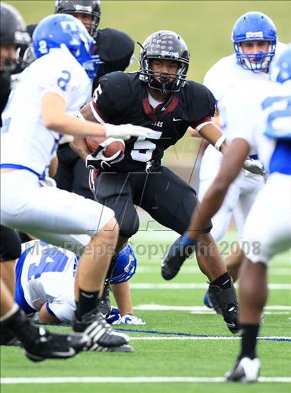 Thumbnail 1 in Taylor vs. Pearland (Texas 5A D1 Regional Playoffs) photogallery.