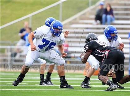 Thumbnail 2 in Taylor vs. Pearland (Texas 5A D1 Regional Playoffs) photogallery.