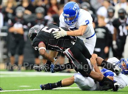 Thumbnail 1 in Taylor vs. Pearland (Texas 5A D1 Regional Playoffs) photogallery.
