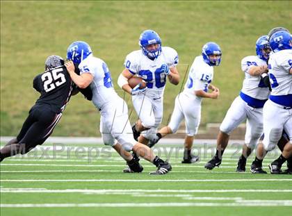 Thumbnail 1 in Taylor vs. Pearland (Texas 5A D1 Regional Playoffs) photogallery.