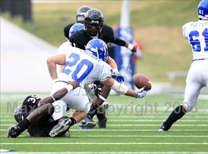 Thumbnail 3 in Taylor vs. Pearland (Texas 5A D1 Regional Playoffs) photogallery.