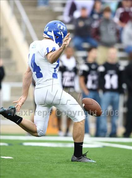 Thumbnail 1 in Taylor vs. Pearland (Texas 5A D1 Regional Playoffs) photogallery.