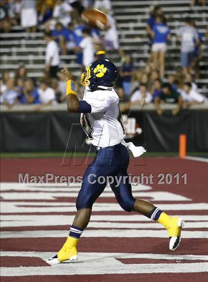 Thumbnail 2 in St. Xavier vs. Springfield (Skyline Chili Crosstown Showdown) photogallery.