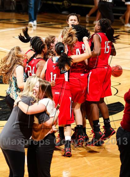 Thumbnail 2 in Regis Jesuit vs. Highlands Ranch (CHSAA 5A Final) photogallery.